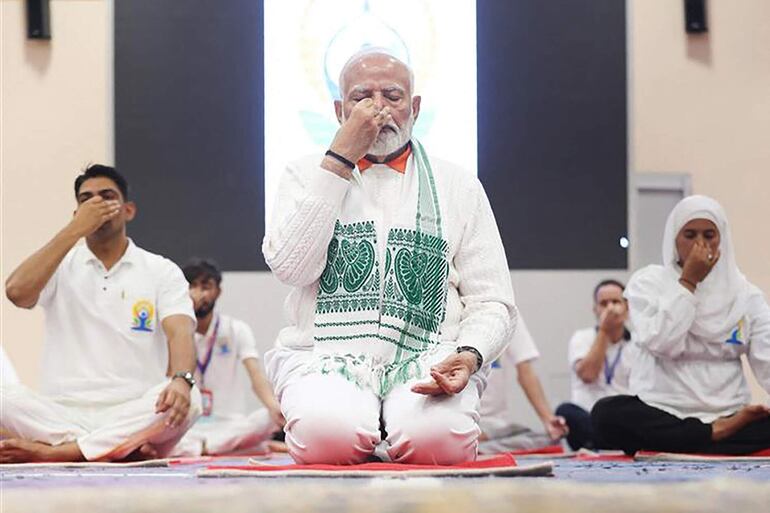 El primer ministro de la India, Narendra Modi, dirige una sesión multitudinaria de yoga, hoy, en la región de Cachemira.