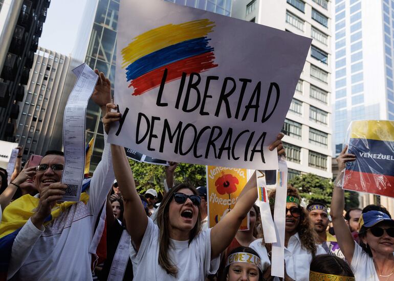 Ciudadanos venezolanos que residen en Brasil participan en una protesta en Sao Paulo, el pasado 17 de agosto.