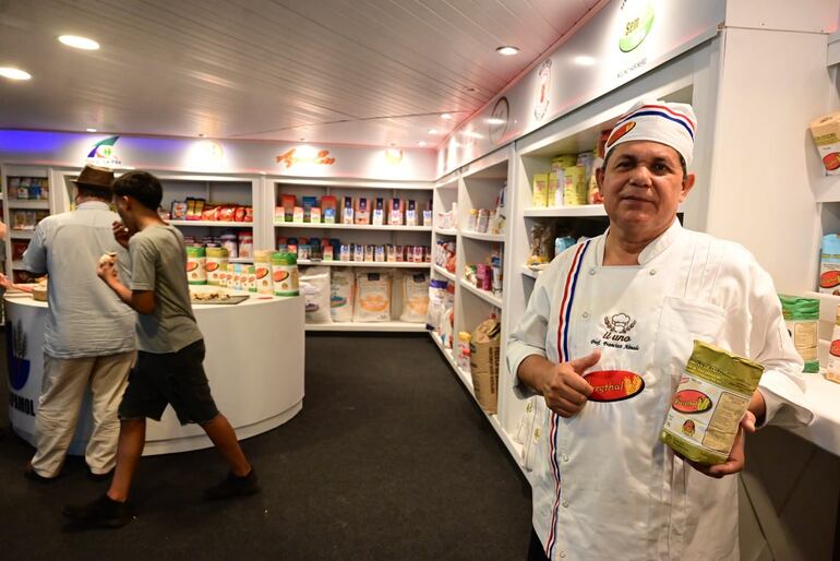 Un maestro panadero, en el stand de Capamol, amasando y horneando diversos tipos de panificados, para la degustación de los visitantes.