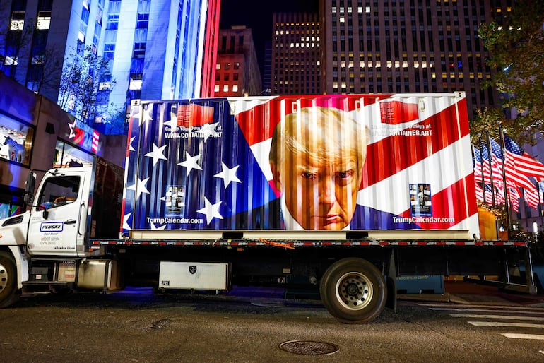 Un camión con la imagen de Donald Trump en la ciudad de Nueva York (AFP)