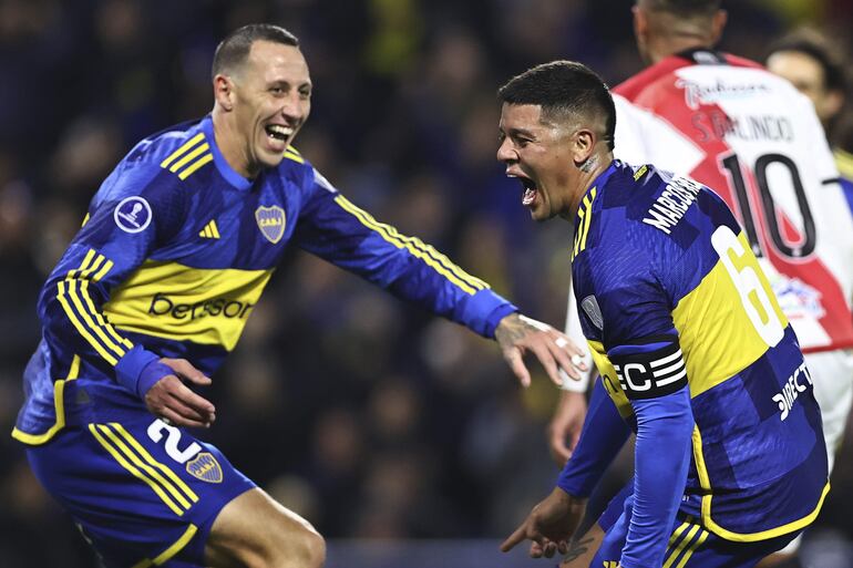 Marcos Rojo (d) de Boca celebra un gol este miércoles, en un partido de la fase de grupos de la Copa Sudamericana entre Boca Juniors y Nacional Potosí en el estadio La Bombonera en Buenos Aires (Argentina).