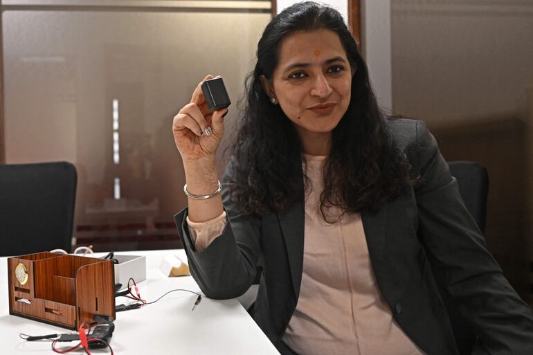 Akriti Khatri, fundadora de la Agencia de Detectives Venus, muestra un rastreador GPS y un dispositivo de escucha durante una entrevista con AFP en Nueva Delhi.