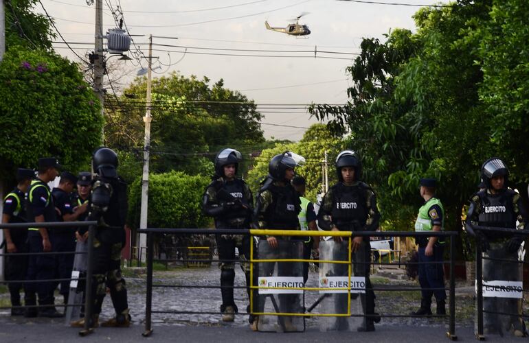 Miembros de las Fuerzas Armadas y la Policía en los alrededores de la Penitenciaría de Tacumbú, el lunes.