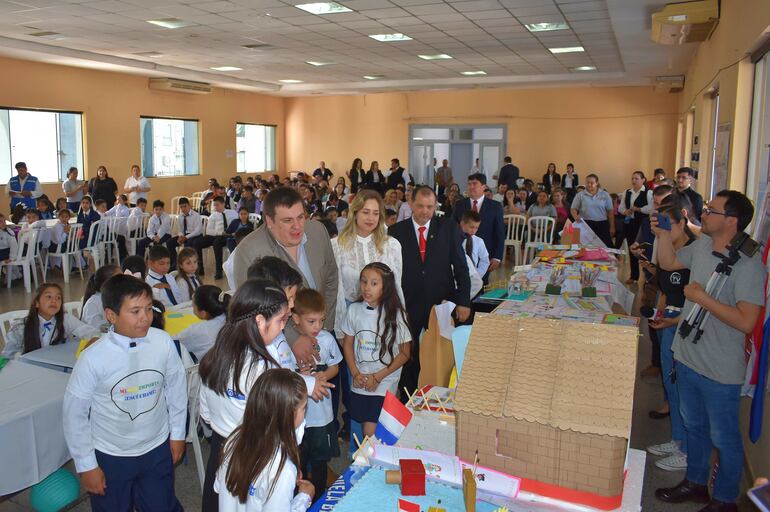 El Gobernador de Guairá, César Luis Sosa junto a su señora esposa Alejandra Bellenzier, recorriendo las exposiciones con los niños.