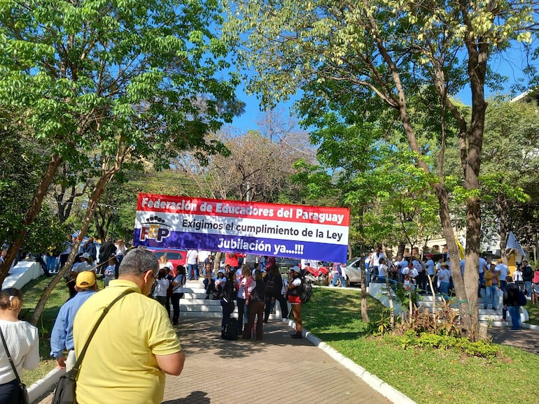 Docentes piden que el MEC abra una lista de docentes que quieran jubilarse.