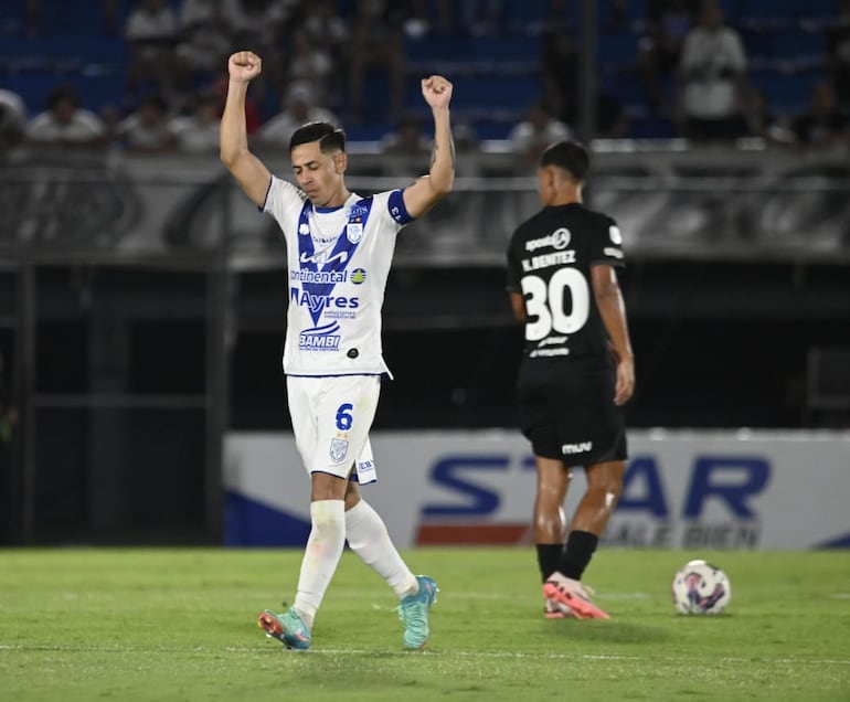 Édgar Zaracho, jugador de Sportivo Ameliano, celebra un gol ante Olimpia en un partido de la fecha 18 del torneo Clausura 2024 del fútbol paraguayo en el estadio Defensores del Chaco, en Asunción, Paraguay.