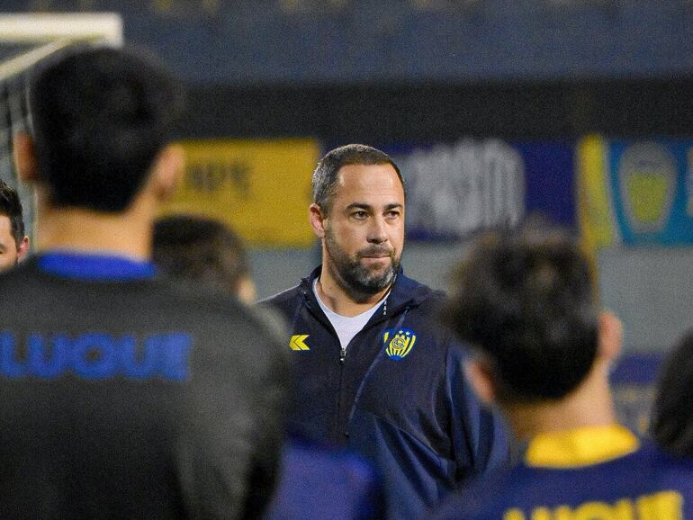 El argentino Juan Pablo Pumpido en la presentación y primer entrenamiento como entrenador del Sportivo Luqueño.