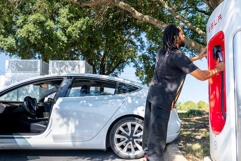 El propietario de un Tesla termina de cargar en una estación de supercarga de Tesla.  El fabricante de autos eléctricos estadounidense Tesla actualizará un programa potencialmente defectuoso en más de 27.000 camionetas Cybertruck, informó la Agencia estadounidense de Seguridad en Ruta (NHTSA).