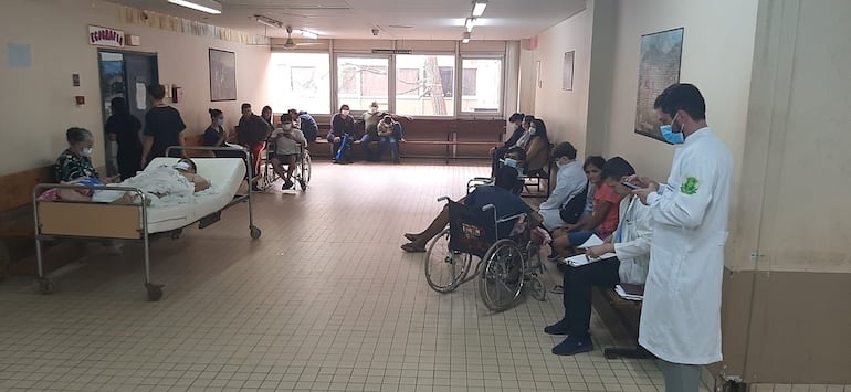 Pacientes esperan en el área de imágenes de diagnóstico.