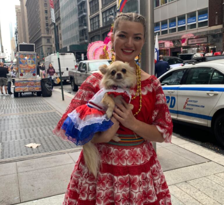 Perrito neoyorkino, de "madre humana" paraguaya, también desfiló con traje típico.