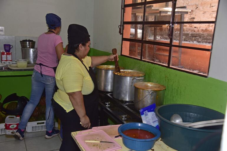 Madres cocinando en la escuela Talavera Richer, en lo que fue el programa de almuerzo escolar el año pasado.