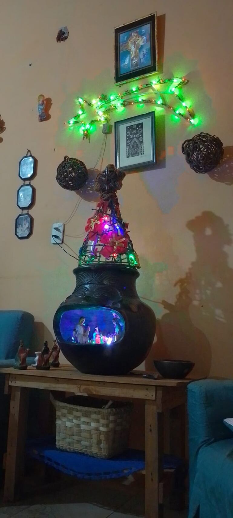 Mini pesebre en un cántaro.