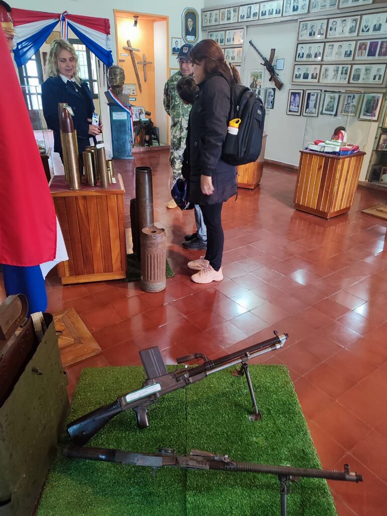 El museo de historia militar “Casa de la Victoria” guarda una interesante colección de armas, utensilios, fotografías, uniformes y banderas de la Guerra del Chaco (1932-35).