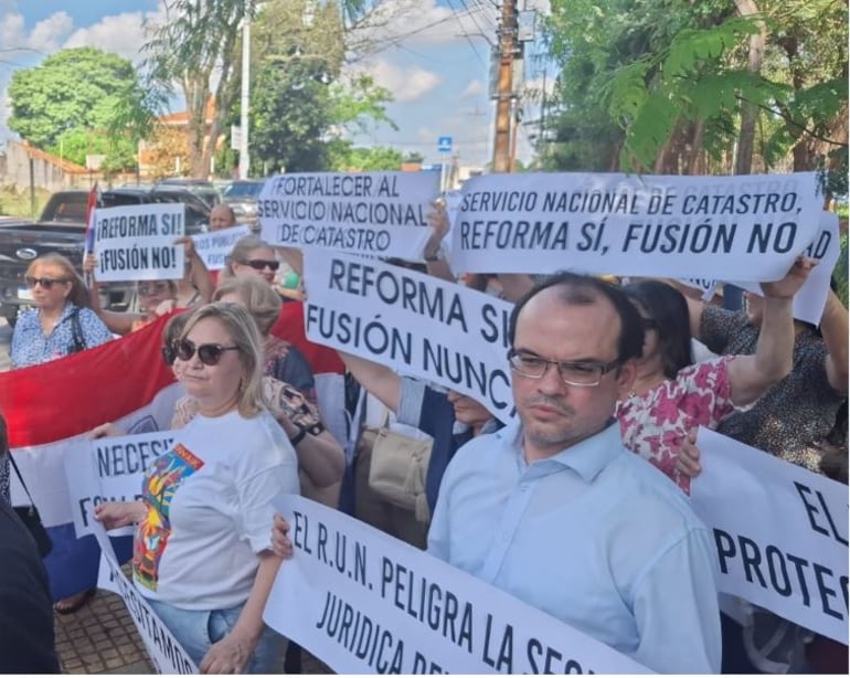 Protesta de escribanos contra la fusión de varias instituciones.