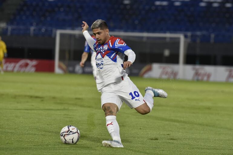 Sergio Díaz, de Cerro Porteño, en el duelo ante Resistencia en el Defensores del Chaco.