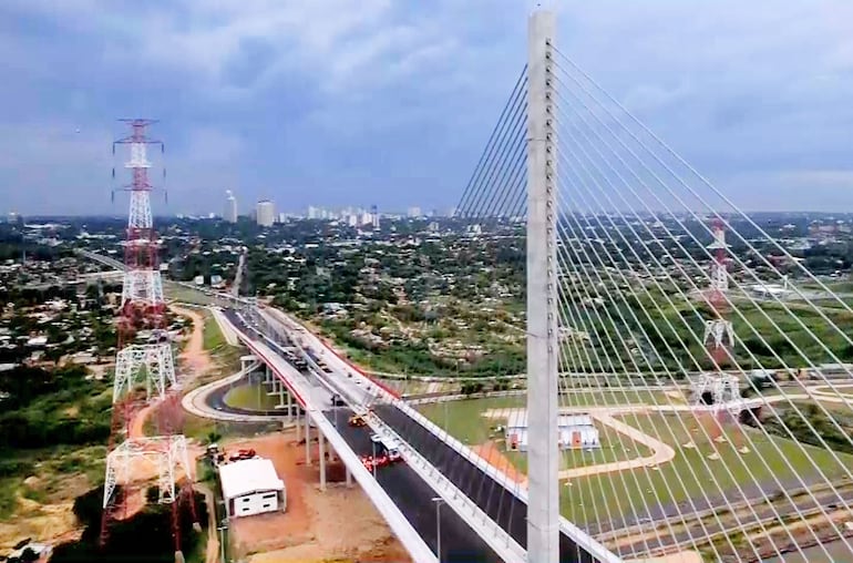 Cabecera del paso en el lado de Asunción, donde se conecta con la Costanera. 