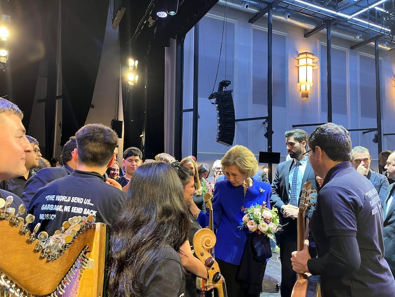 La reina Sofía conversa con los integrantes de la Orquesta de Instrumentos Reciclados de Cateura.