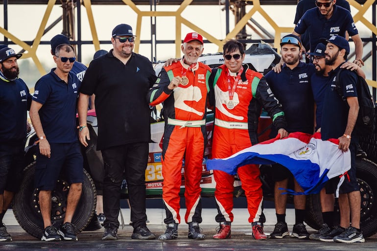 Santos-Roldán festejan tras arribar a la rampa final en Yambu.