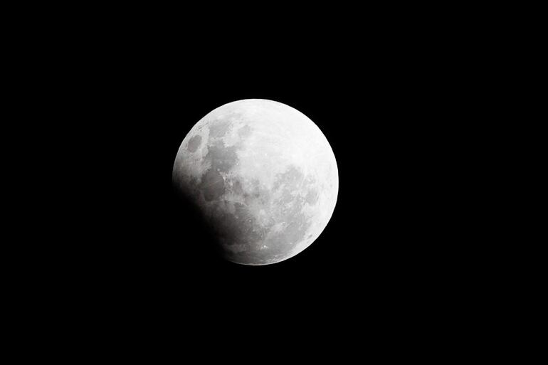 Fotografía que muestra el eclipse lunar parcial este martes, en Asunción (Paraguay). 