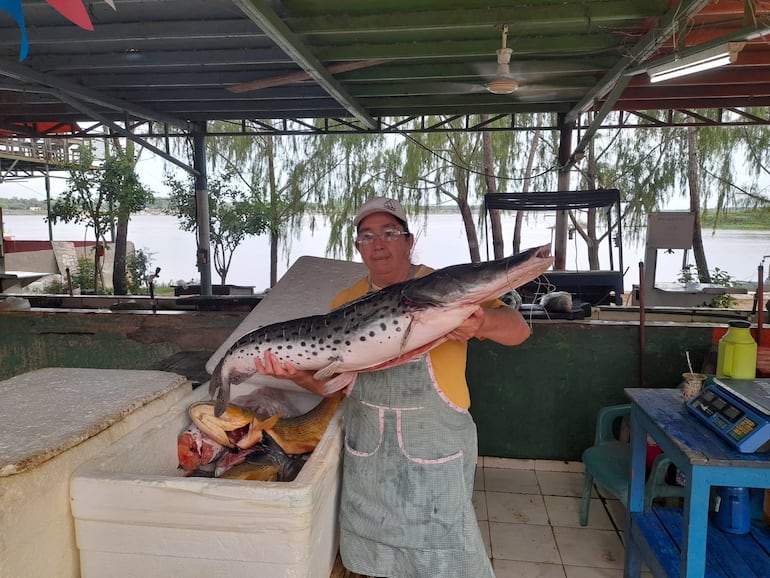 Trabajadores de la zona de Remanso muestran los pescados que están en oferta antes del inicio de la veda pesquera.