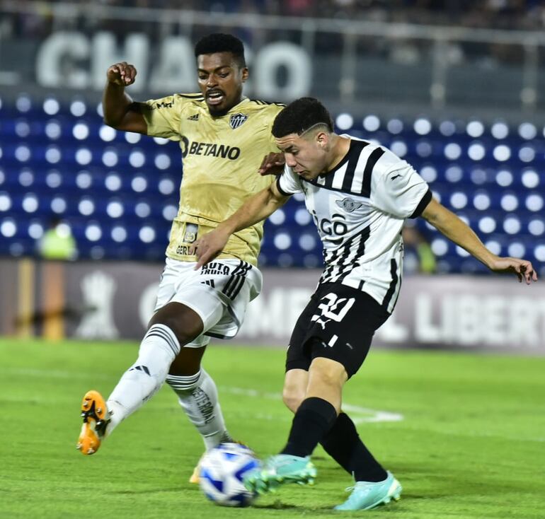 Enso González remata al arco buscando el gol del gumarelo en el juego ante Mineiro