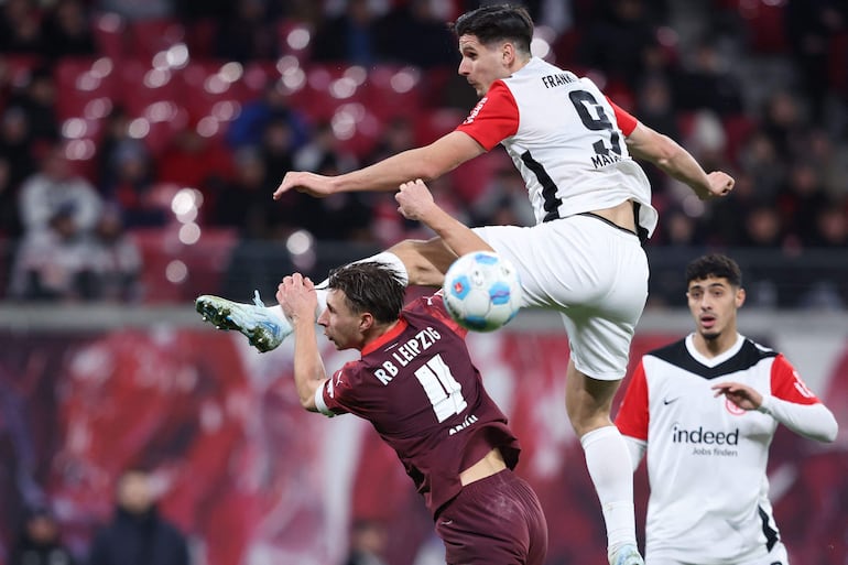 Leipzig's Hungarian defender #04 Willi Orban and Frankfurt's Croatian forward #09 Igor Matanovic vie for the ball during the German first division Bundesliga football match between RB Leipzig and Eintracht Frankfurt in Leipzig on December 15, 2024. (Photo by Ronny HARTMANN / AFP) / DFL REGULATIONS PROHIBIT ANY USE OF PHOTOGRAPHS AS IMAGE SEQUENCES AND/OR QUASI-VIDEO