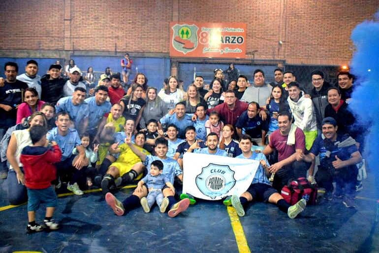 Jugadores y fanáticos de Primor celebran el ascenso.