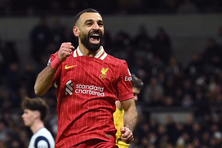 El egipcio Mohamed Salah (32 años) marcó un doblete para la goleada del Liverpool ante el Tottenham y se aferra a la punta de la Premier League.