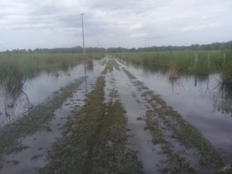 Así se encuentra el camino que conduce al asentamiento Belén, distrito de Tacuaras.