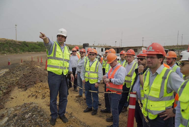 Recorrido de los técnicos de Itaipú por las obras paralizadas de Aña Cuá.