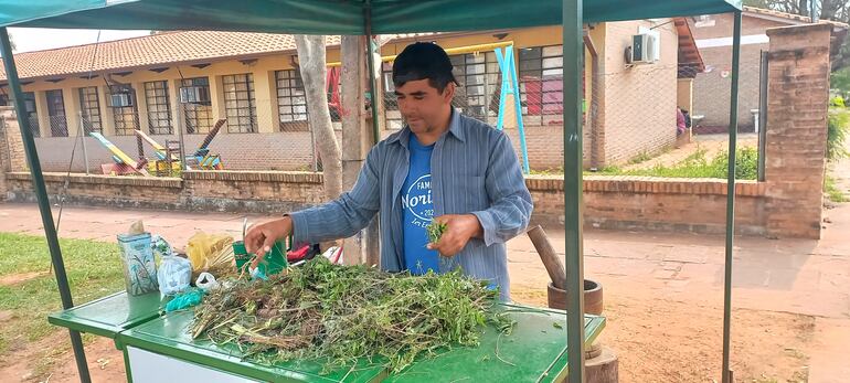 Gerardo Morinigo, vendedor de remedios yuyo de la comunidad de Ysypo, también se prepara para asistir al Festival Folclórico del Poha Ñana.