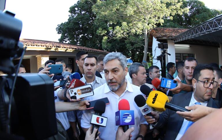 Mario Abdo Benítez, presidente de la República, votó en la escuela República de Chile.