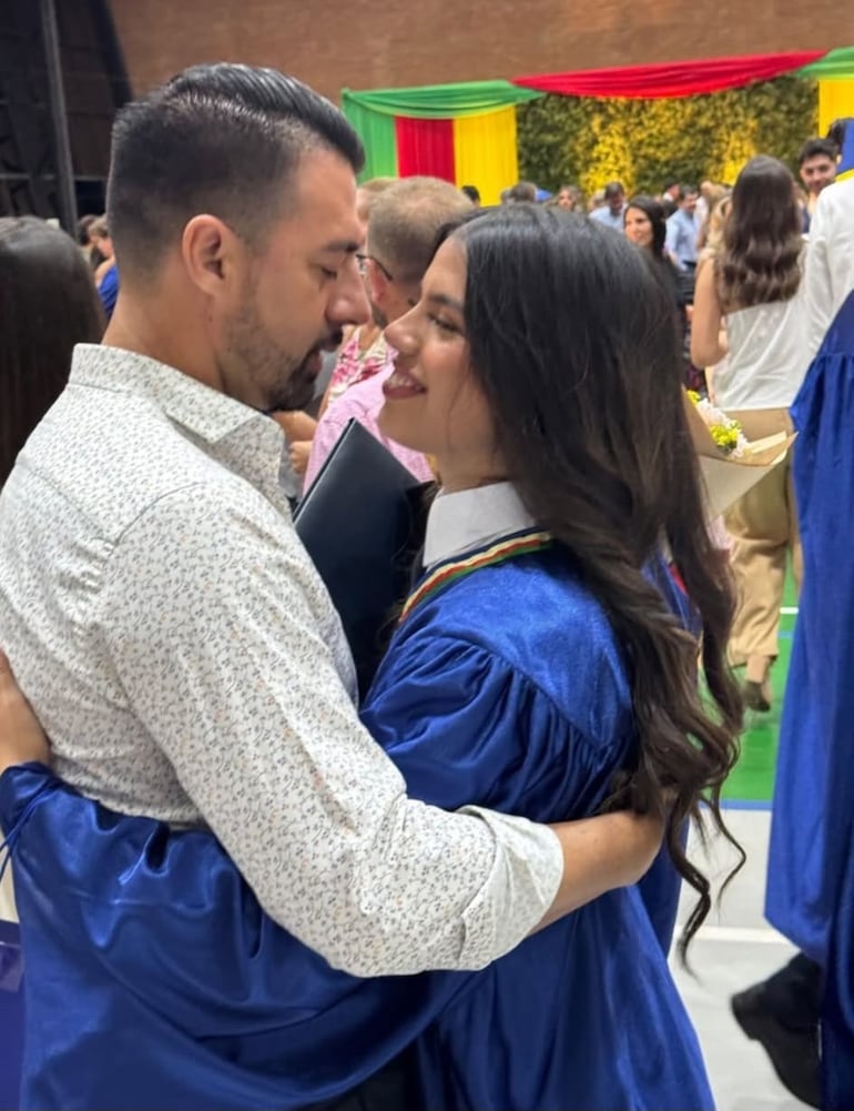 Julio Cáceres dando un abrazo a su hija Carmen. (Instagram/Julio Cáceres)