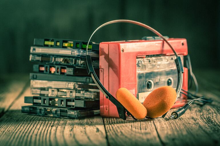 El walkman, introducido por primera vez por Sony en 1979, no fue el primer reproductor de música portátil en el mercado; sin embargo, sí fue el que transformó la experiencia de escuchar música en movimiento.