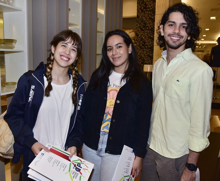 Giovanna Herrnsdorf, Isabel Sosa y Julián Delgado.