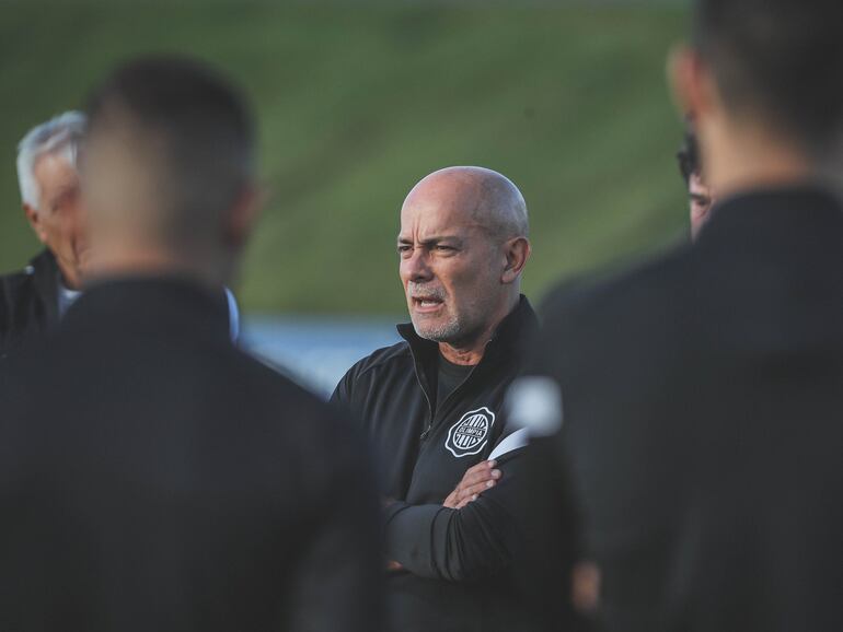 Miguel Cardona, el presidente de Olimpia, presente en el último entrenamiento del plantel antes de medir a Peñarol en el Campeón del Siglo por el Grupo G de la Copa Libertadores.