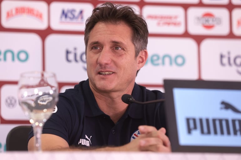 El entrenador de la Selección Paraguaya, Guillermo Barros Schelotto, en conferencia de prensa.