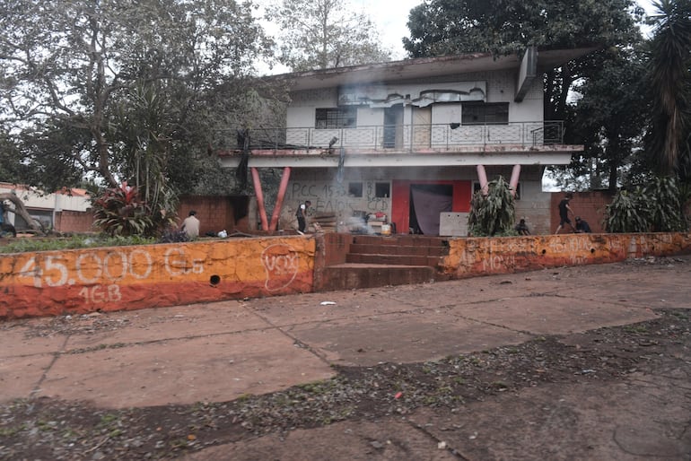 El edificio de Copaco de Ciudad del Este que alberga a personas en situación de adicción y microtraficantes de droga.