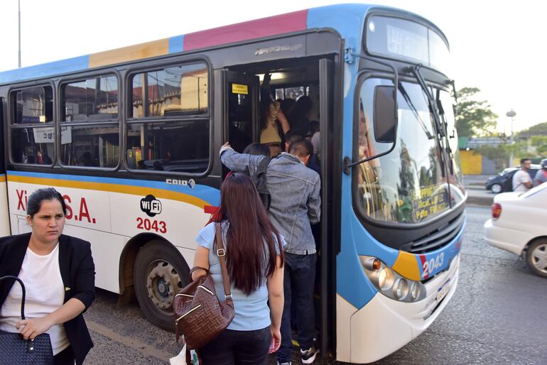 Pasajeros viajan aglomerados cada día ante el mal servicio de transporte público.