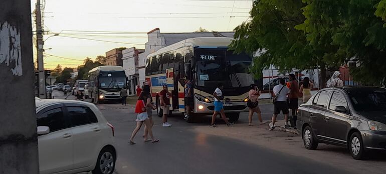 Miles de personas llegaron a la ciudad de Pilar para participar de la tradicional fiesta hawaiana.