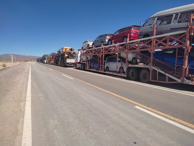 Camioneros paraguayos están varados en Argentina por el desmoronamiento de un puente en la frontera que une Argentina con Chile.