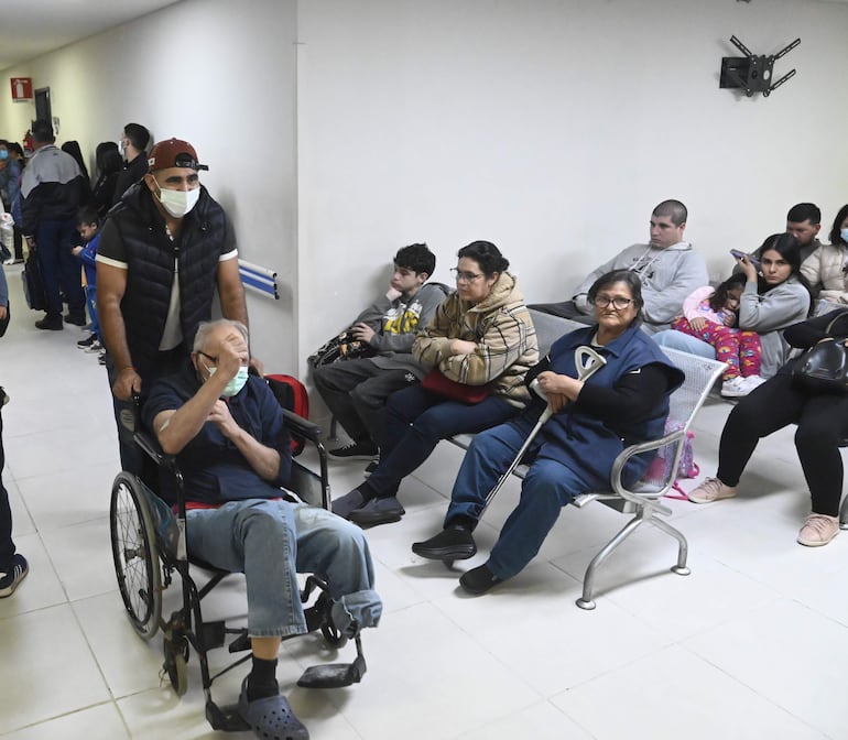 Marcos Martínez indicó que muchos pacientes que no se han realizado una radiografía previa, piden una a resonancia magnética. 