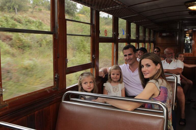 Viaje de la familia real en el tren de Sóller el 6 de junio de 2012. (EFE/Casa Real)
