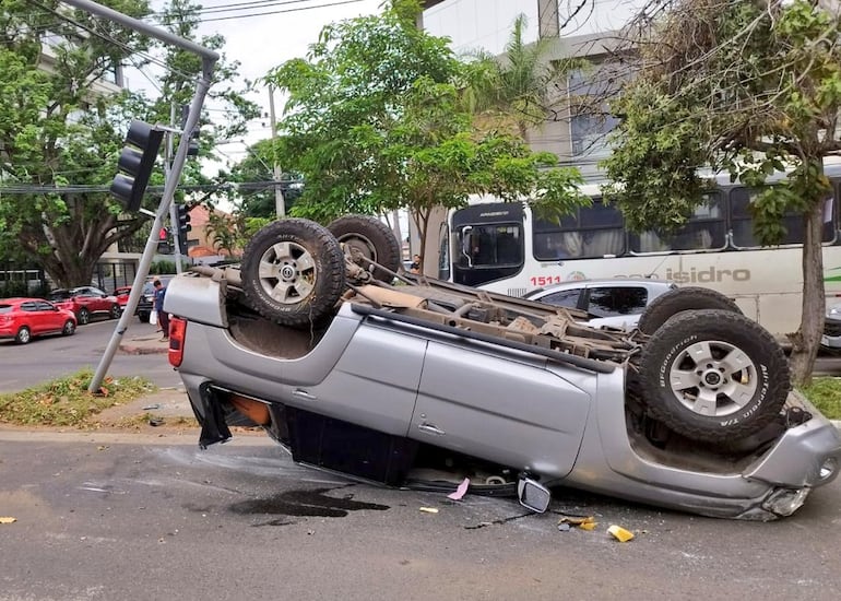 Aparatoso vuelco con suerte sobre la avenida San Martín