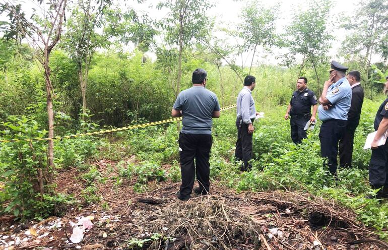 El  baldío donde fueron depositados los  cadáveres queda junto a la casa en la que ocurrió la masacre.