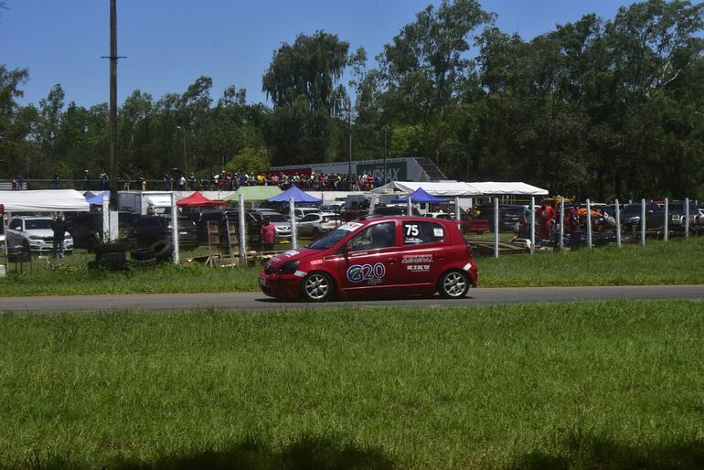 Gran victoria de Leonardo Chávez y Naoki Kikuchi entre los autos de la Copa Vitz. De fondo, los aficionados observando la carrera.