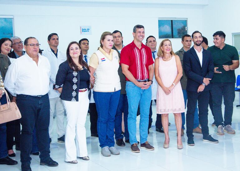 El presidente de la República, Santiago Peña; y la ministra de Salud, Dra. María Teresa Barán, en la inauguración de la policlínica.