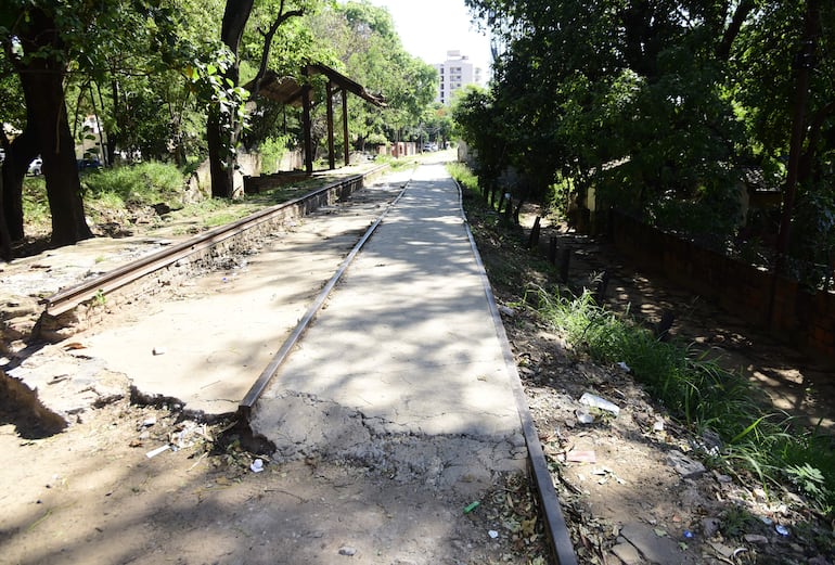 El abandono se apoderó de la franja de dominio del antiguo ferrocarril Carlos Antonio López, que ahora se pretende utilizar para implementar el tren de cercanías. 