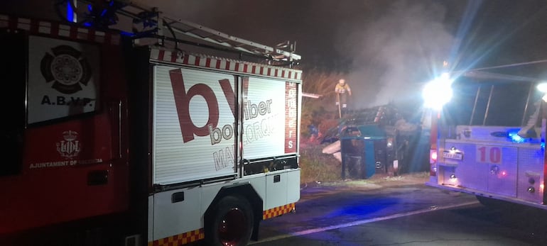 Bomberos de dos compañías acudieron para auxiliar a las víctimas.