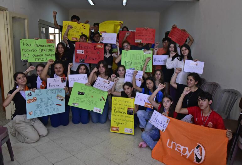 Representantes de la Unión Nacional de Centros de Estudiantes (Unepy)  decidieron ayer en plenaria, aumentar movilizaciones y protestas desde este lunes.